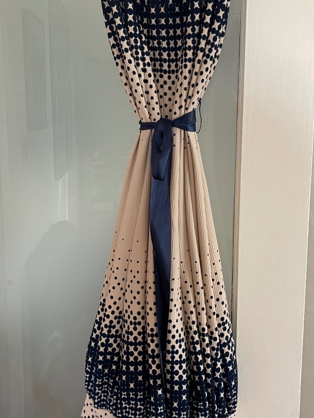 Sleeveless Dress with ribbon tie and artistic patters